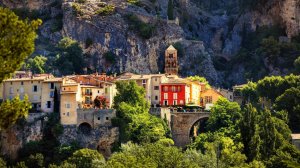 MУСТЬЕ Moustiers-Sainte-Marie ЖЕМЧУЖИНА ЛАЗУРНОГО БЕРЕГА одно из самых красивых мест Франции
