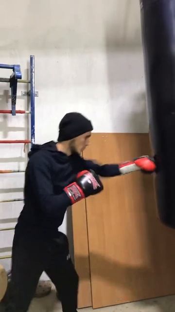 ￼￼Удары По груше #тренерпобоксу #удары #спаринг #работаналапах ￼ смотреть онлайн