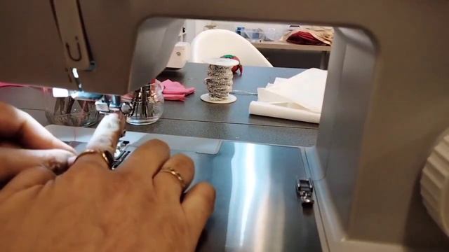 Op een makkelijke manier draad inrijgen naaimachine, en vullen van spoeltje. смотреть онлайн