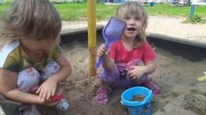 в песочнице.куличики калачики