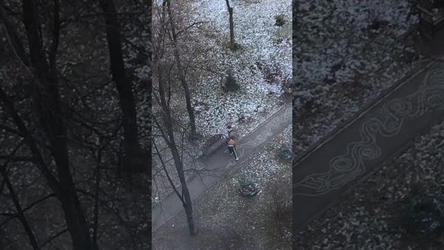 Художник Денис Симонов украшает дорожки в Москве смотреть онлайн