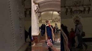 Мадам Зюзю у меня порода, дефиле по метро, ботокс