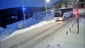 Пассажирский автобус застрял между шлагбаумами на жд переезде в Иркутской области