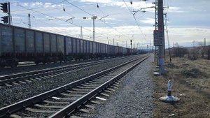 Часть1.2ЭС5К-243 с грузовым поездом прибывает и тормозится на станции Апатиты, 13.05.2022г.