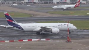 20 CLOSE UP Takeoffs and Landings at Sydney In The RAIN | Plane Spotting at Sydney Airport