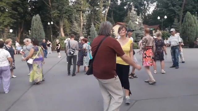 А птицы улетают на юг!!!💃🌹Танцы в парке Горького!!! 💃🌹Харьков 2021 смотреть онлайн