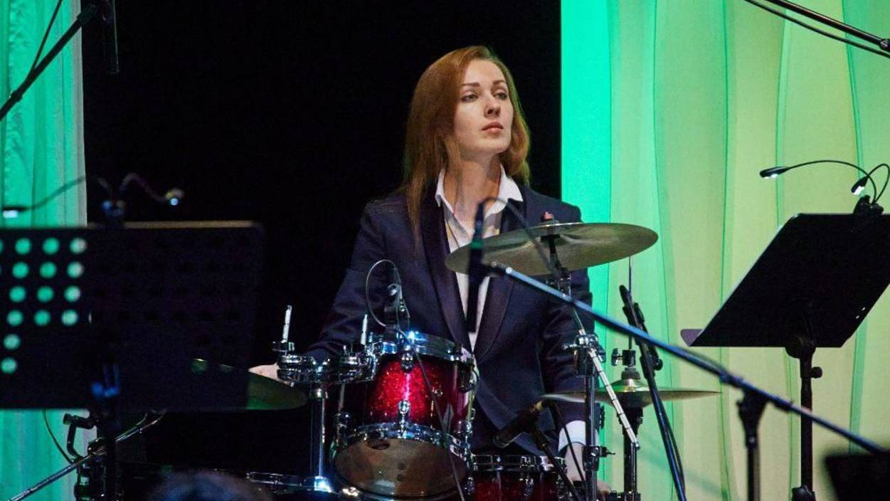 Преподаватель по барабанам Яна смотреть онлайн