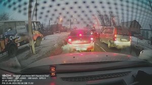 Движение рейсовых автобусов по встречной обочине. г.Абакан по ул.Гоголя в рабочие дни с утра.
