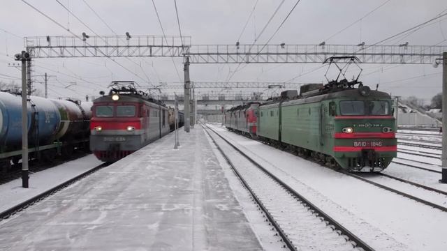 Мощный звук тифона Т-9 электровоза ВЛ10-684, проходящего ст. Гатчина Товарная Балт. Окт ж/д