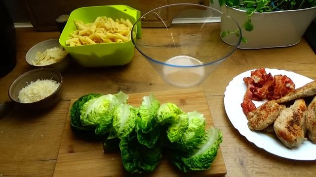 Sałatka Cezar z makaronem, idealna na lunch, do pracy lub na imprezę #sałatka #naimprezę #przepis