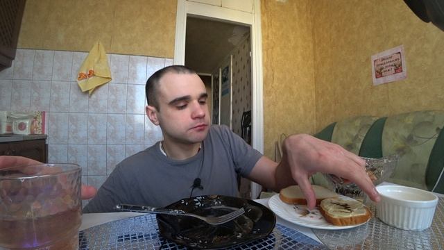 МУКБАНГ ДРУГАЯ ВЕРСИЯ - МАКАРОНЫ / ЯИЧНИЦА / БУТЕРБРОДЫ / ШОКОЛАД Kinder / EATING MUKBANG ASMR АСМР