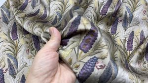 Шёлк  оливкового цвета с принтом вышитые люпины 46588