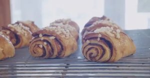 Видео из канала Reya Watanabe.
Рассказывает о многих технологиях современного японского хлеба