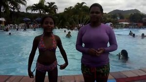 Desafio da piscina com minha prima Park de moreno