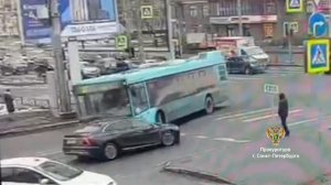 Наезд автобуса на остановку с людьми в Петербурге попал на видео