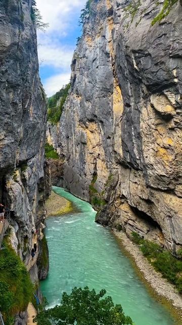 Aareschlucht 🏔️🌊🇨🇭 #switzerland #schweiz #beautifulnature #beautifuldestinations #mountains смотреть онлайн