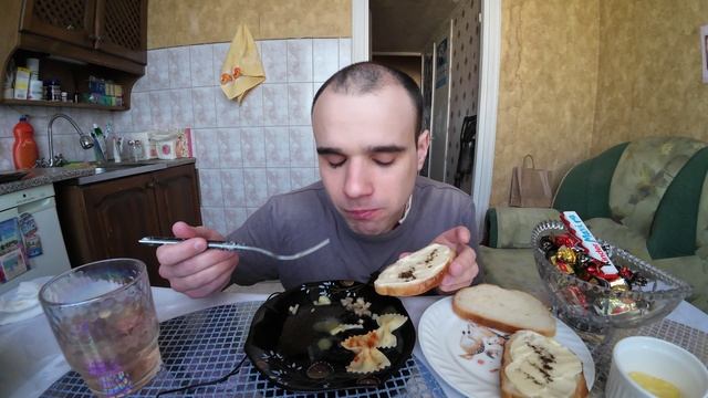 МУКБАНГ НАРЕЗКИ ЛУЧШЕЕ - МАКАРОНЫ / ЯИЧНИЦА / ШОКОЛАД Kinder / КОНФЕТЫ / MUKBANG АСМР 28. 02. 2025