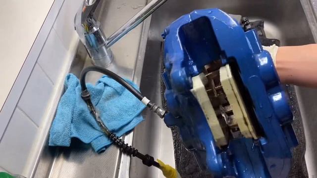 BMW E92 M3 にF82 M4純正キャリパー流用　交換前の洗浄 смотреть онлайн