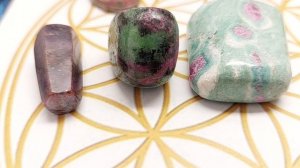 Рубин, Рубин в цоизите, Рубин в фуксите. Свойства корундов.