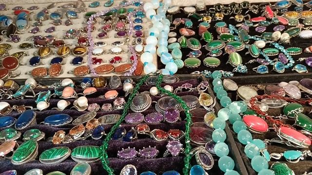 Красивые комплекты серьги из натуральных и выращенных изделий из камня серебра и посеребрения.