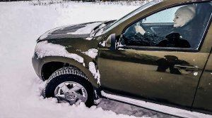 ИРИНА НА ДАСТЕРЕ И Я МЕСИМ СНЕГА