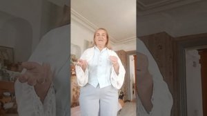 Лёгкими движениями рук, из палантинов,накидки с рукавами.🙌😁