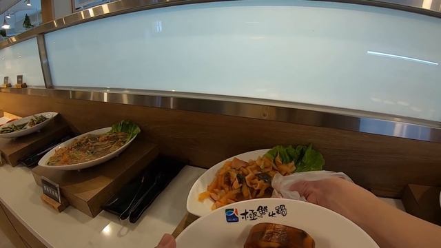 北部只要500就可以吃到自助餐&火鍋的吃到飽，小叔第一次吃到不知道該怎麼嫌這間店｜麻辣鍋｜我要成為大胃王｜日式料理｜鮮友火鍋｜新北耶誕城