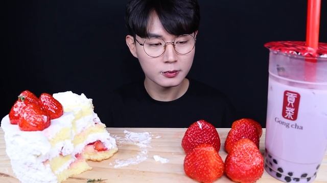 딸기 🍓 생크림 공차 버블티 먹방ASMR MUKBANG STRAWBERRY & WHIPPED CREAM & BUBBLE MILK TEA いちご 生クリーム eating sounds смотреть онлайн