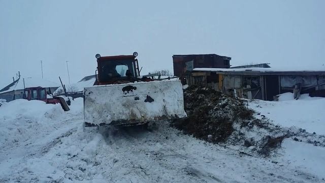 Двигаю снег на ДТ 75 смотреть онлайн