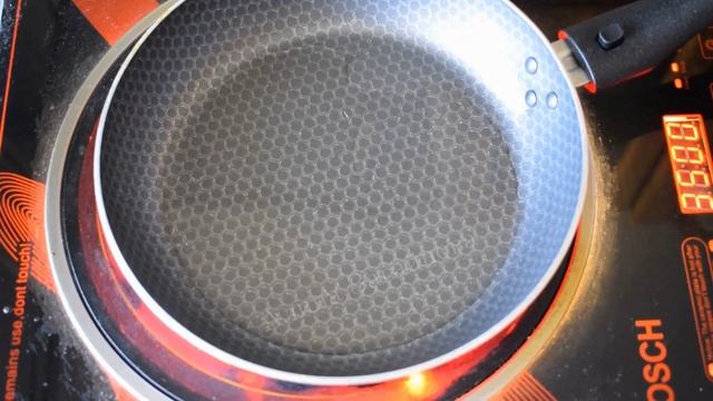 Грибы эноки с грудинкой и луком на сковороде