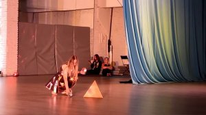 Выступление c контактным жонглированием на новогоднем концерте в школе Елены Марсо 2020