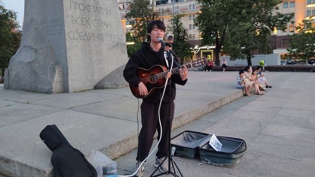 Китайскую песню - #уличный_музыкант Вань Чау Лэ спел для своих земляков китайских туристов в #Mosco смотреть онлайн