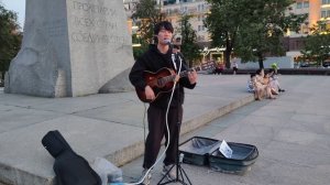 Китайскую песню - #уличный_музыкант Вань Чау Лэ спел для своих земляков китайских туристов в #Mosco