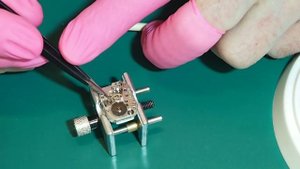 Сбока часового механизма Заря 1801