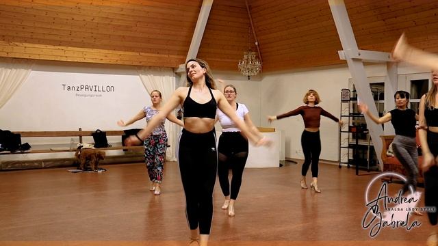 Salsa Lady Style mit Andrea Gabriela смотреть онлайн