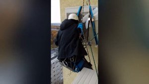 Установка внешнего блока кондиционера альпинистом.