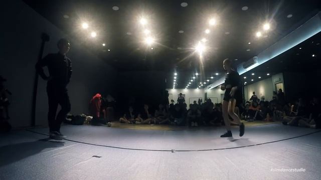 yeSIM VOL.6 - (TOP 4-1) Waacking 1V1 - ZIJIE VS AI LEE смотреть онлайн