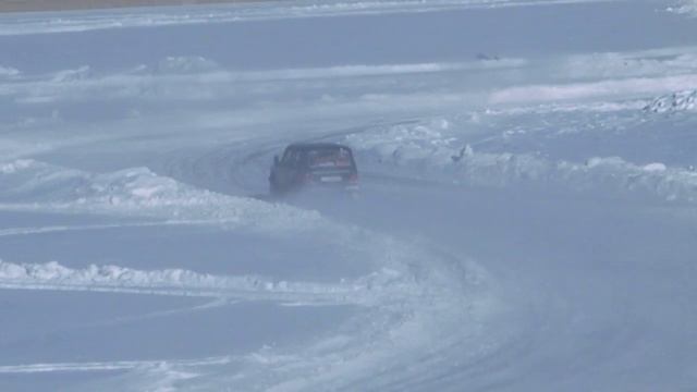 Синхронные кольцевые гонки «Форсаж на льду» смотреть онлайн