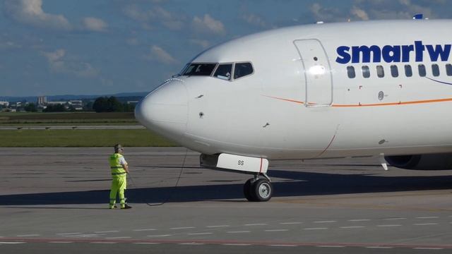 Boeing 737-81M (Smart Wings)_06.06.2022_Pardubice_03. nástup cestujících a odlet смотреть онлайн