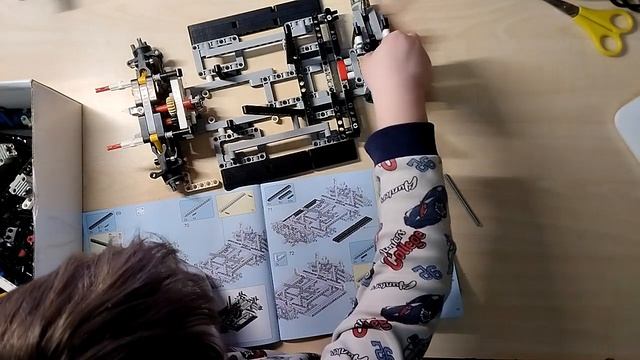 Сборка конструктора Technik Порше 911/1631 деталь 4 часть