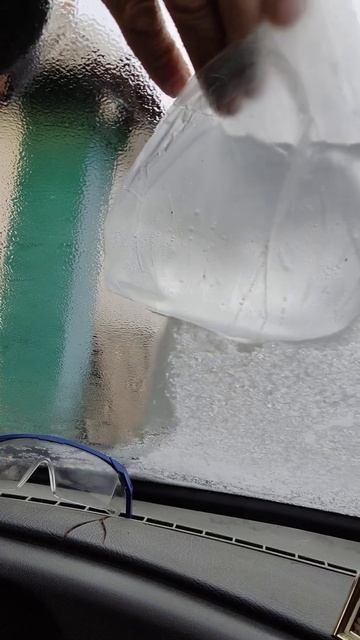 Лайфхак , размораживания стекла автомобиля горячей водой. смотреть онлайн