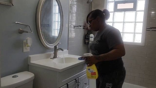 Clean with me 2023 | Small Bathroom Deep Clean & Organize with me смотреть онлайн