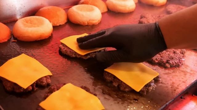 Японская еда - ЛУЧШИЙ шипящий чизбургер в Токио! Япония смотреть онлайн