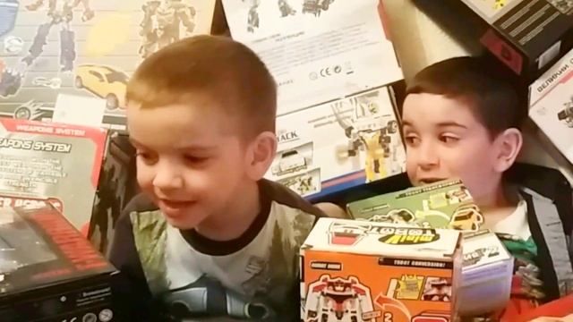 Много игрушек (машинки и трансформеры). Купили игрушки. Огромная коллекция игрушек для распаковка смотреть онлайн