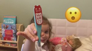 Играем в доктора с Софи!