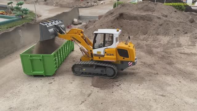 Игрушечные трактора: Стройка и ферма в миниатюре смотреть онлайн