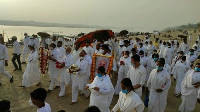 Last Rites of Dadi Gulzar || Asthi Visarjan || Varanasi || Assi Ghat || Brahmakumaris || Om Shanti смотреть онлайн