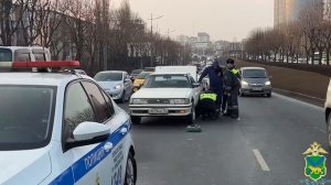 Сотрудники Госавтоинспекции оказали помощь автомобилисту в час пик во Владивостоке