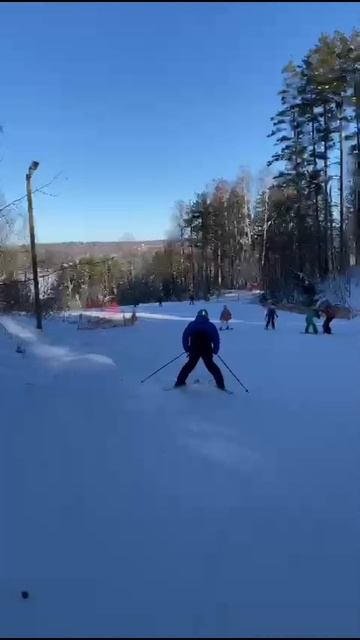 Учусь стоять на горных лыжах⛷️⛷️⛷️. смотреть онлайн
