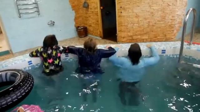 011 Bathes in clothes (купание в одежде)